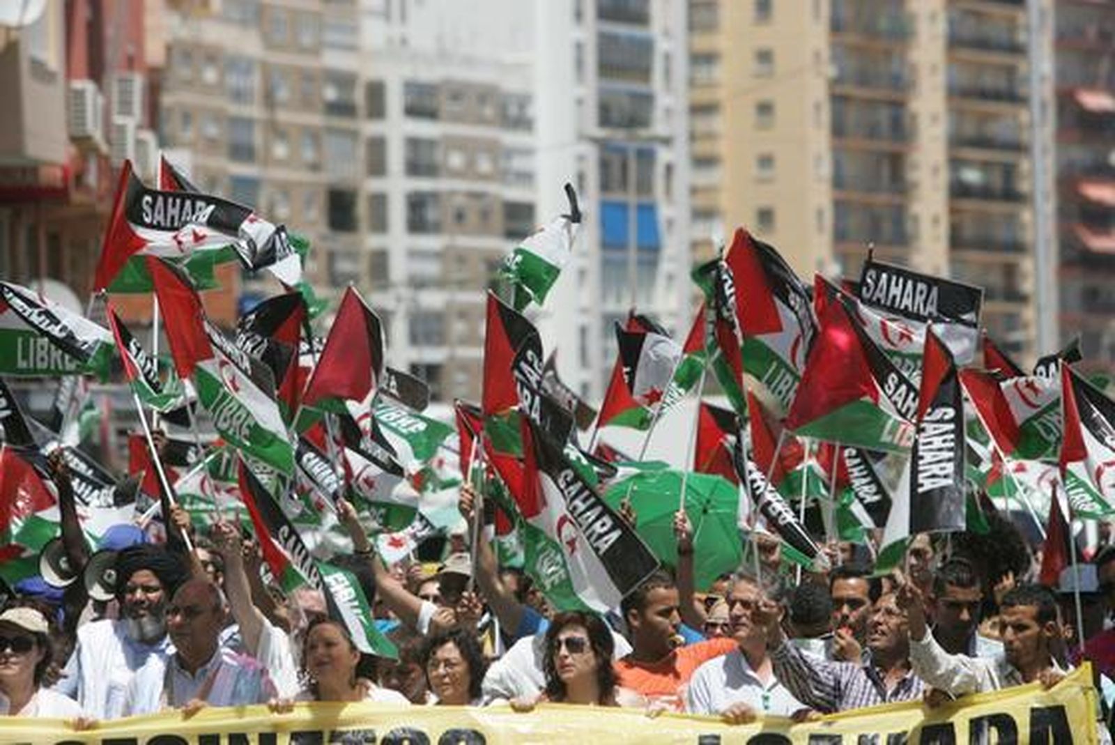 Unas 200 personas reclaman el Sahara libre antes el Consulado de Marruecos donde les responden unos 30 marroquíes gritando y besando la bandera de su país./Fotos:J.M.Quiñones

Foto: J.M.Q.