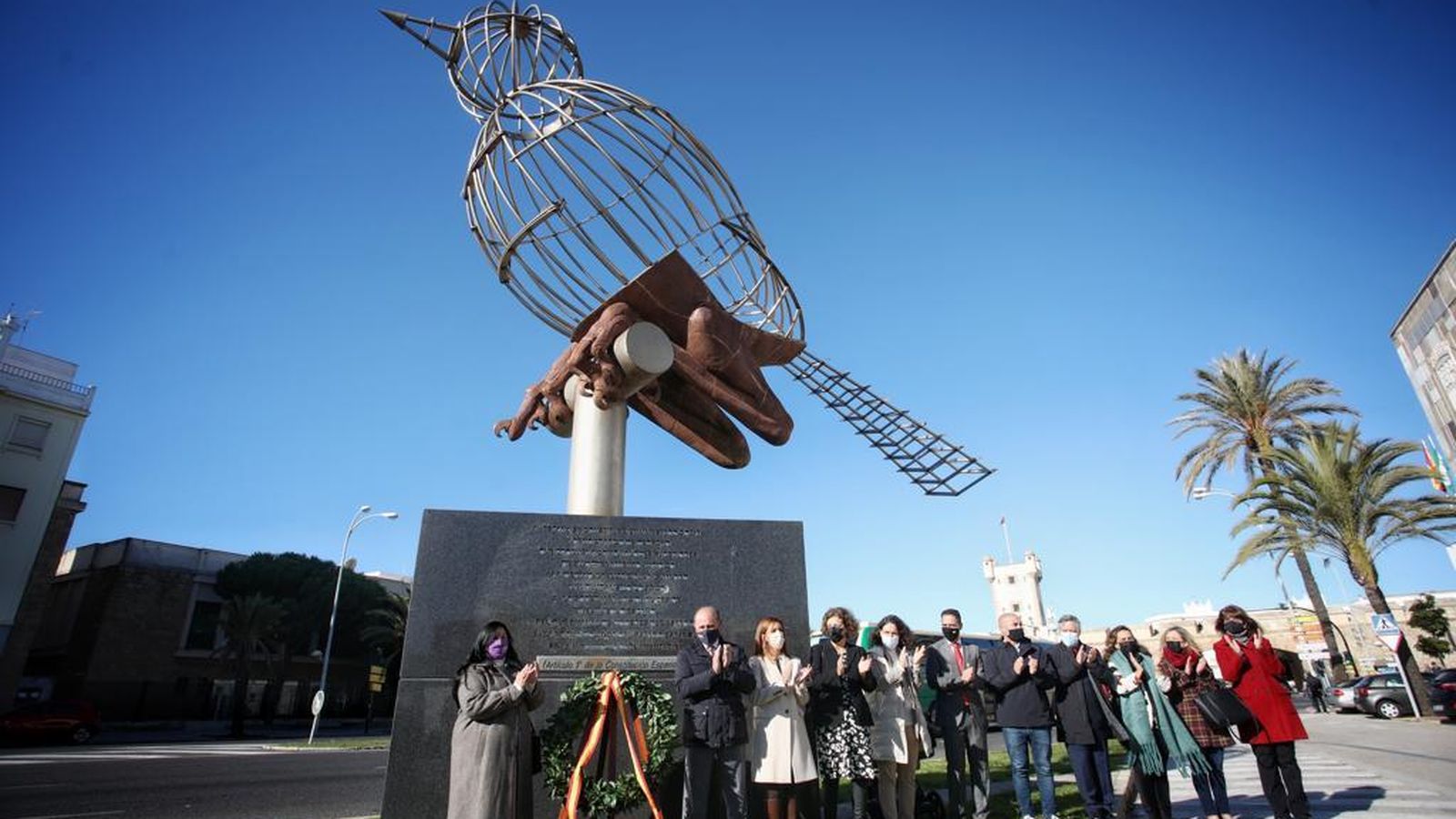 Miembros de la Corporación municipal aplauden en el acto celebrado ante el monumento a la Constitución.
