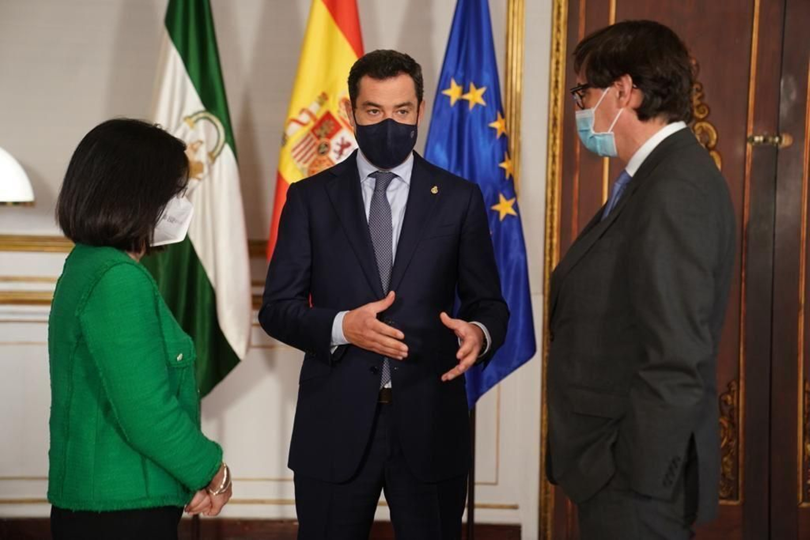 Juanma Moreno, en San Telmo entre Carolina Darias y Salvador Illa.