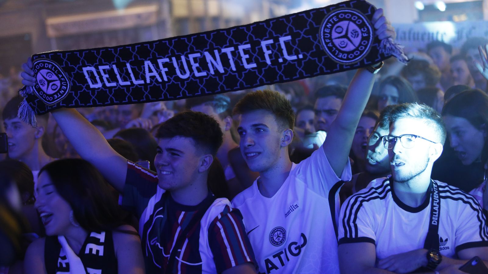 Dos seguidores de Dellafuente lucen con su bufanda del Dellafuente F. C.