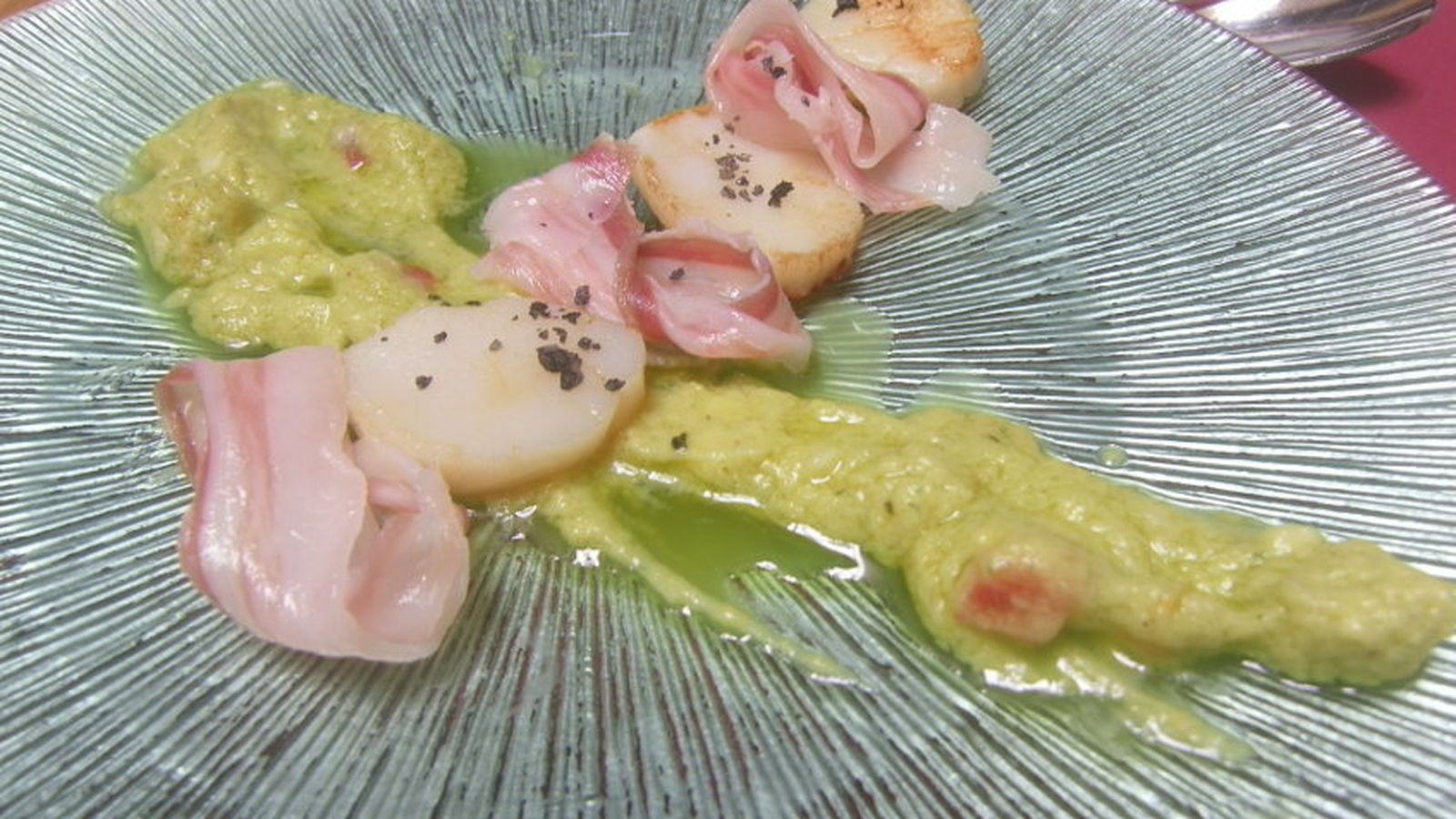 El tocino ibérico enriquece este plato de vieiras, uno de los protagonistas del menú