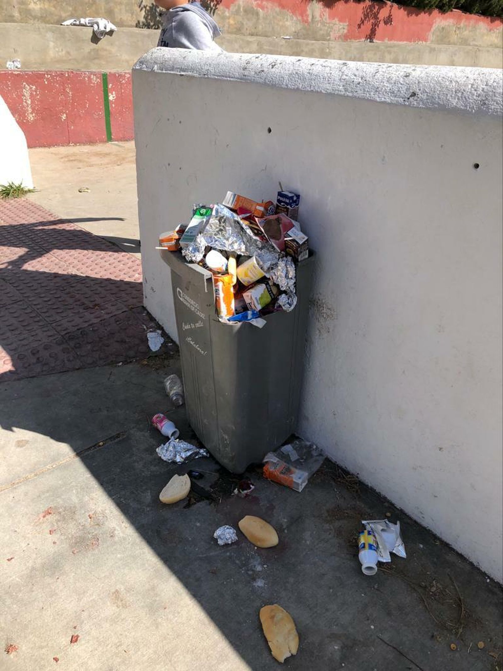 Fotografía facilitada por padres afectados, quienes denuncian que la suciedad se debe a la falta del conserje.