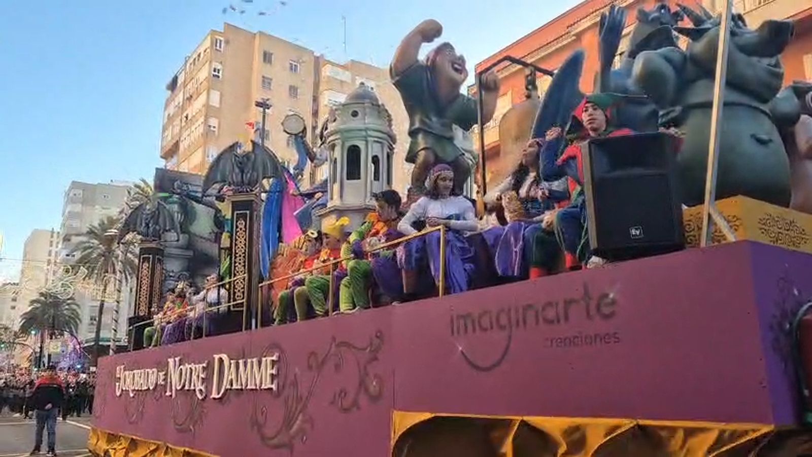 Una de las primeras carrozas de la Cabalgata de Reyes Magos de Cádiz 2026, con la Catedral y Jorobado