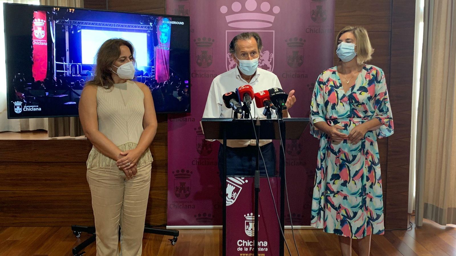 El alcalde y las delegadas de Playas y Turismo, durante la comparecencia de este miércoles en el Consistorio.