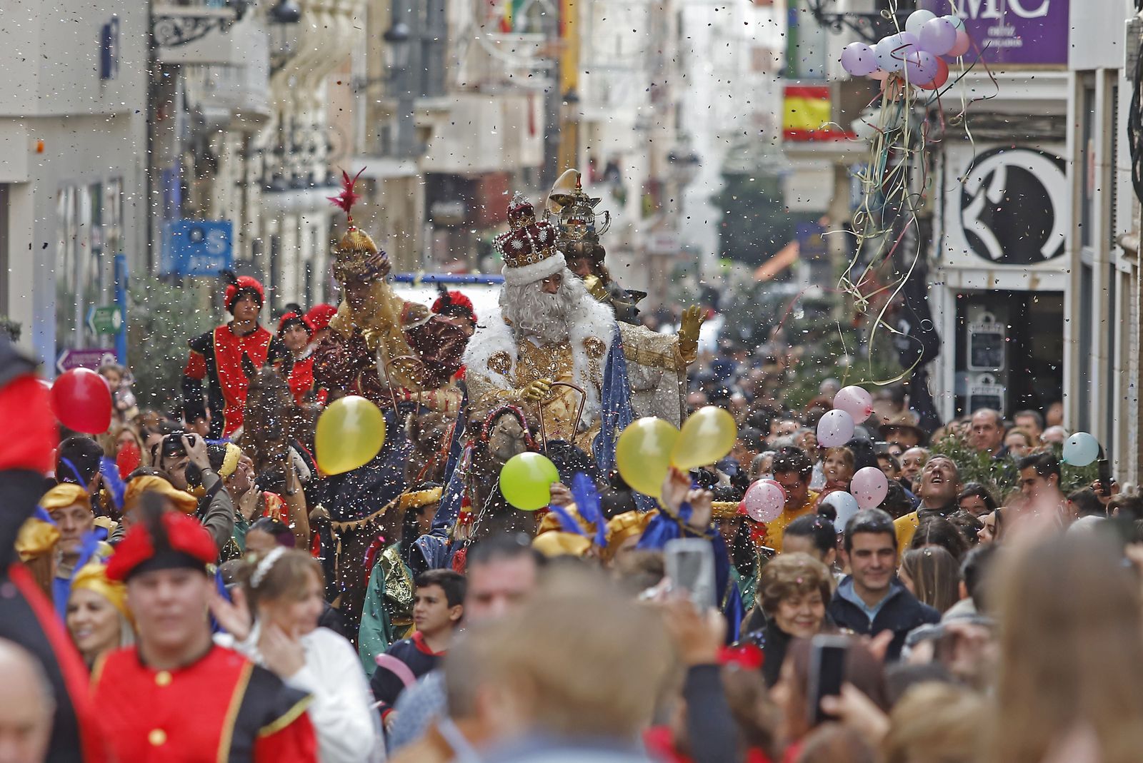 Imágenes de la mágica llegada de los Reyes Magos y la Estrella de la Ilusión a Huelva en barco