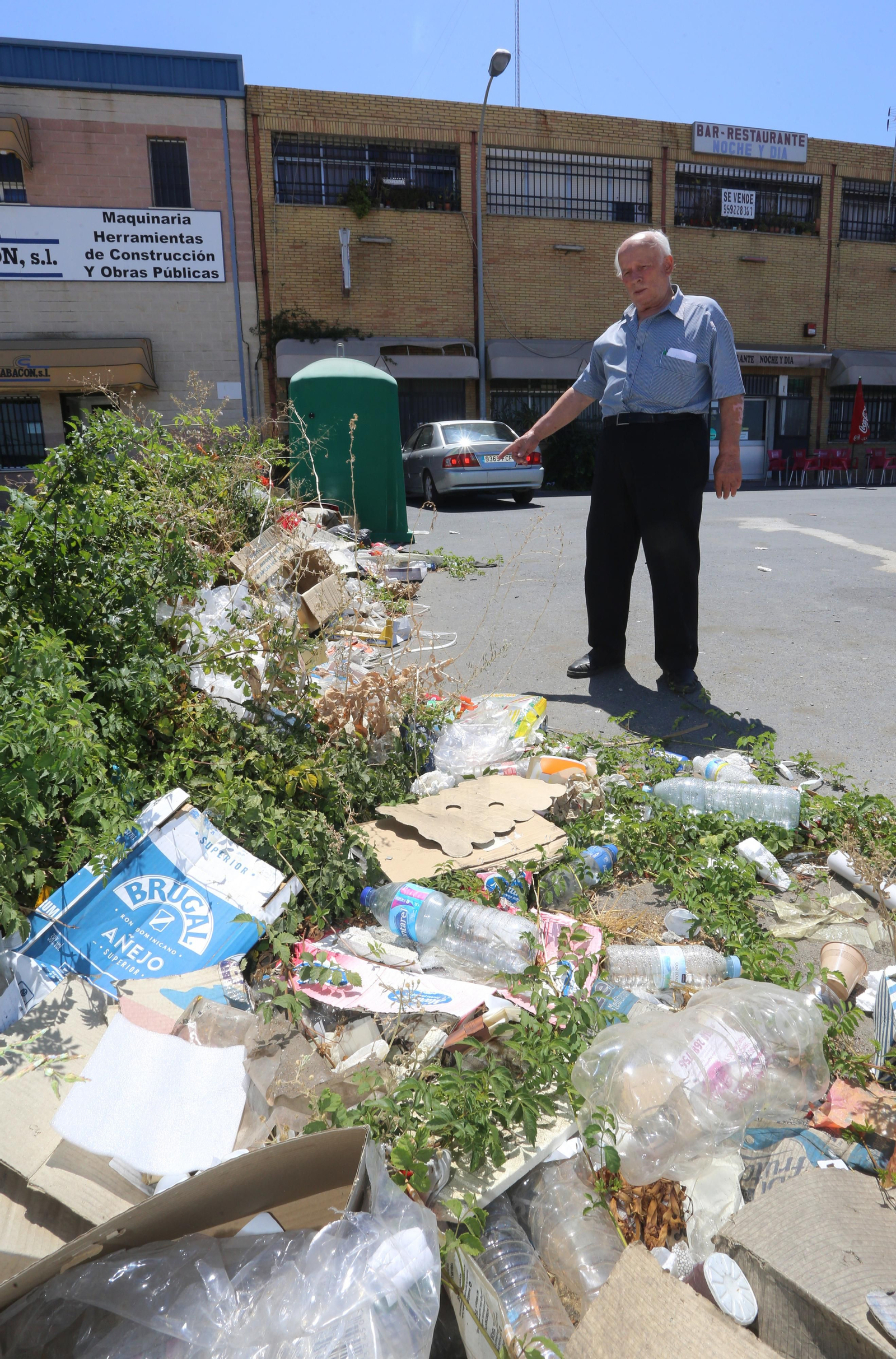 Imágenes de la acumulación de basura en el Polígono San Diego de Huelva