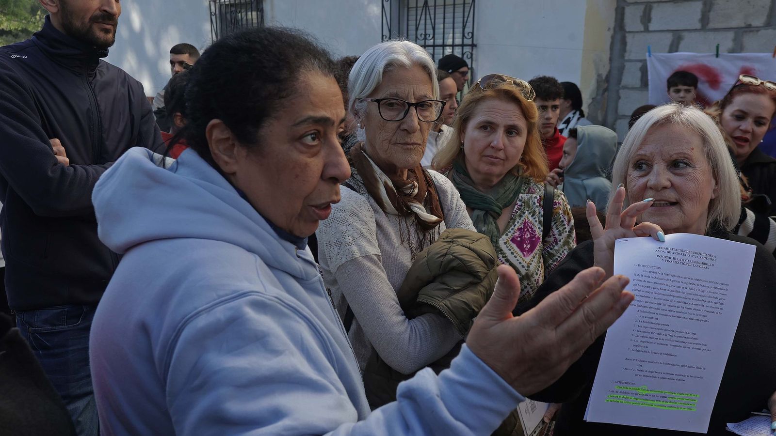 La presidenta de la plataforma sostiene una documentación ante varias vecinas.
