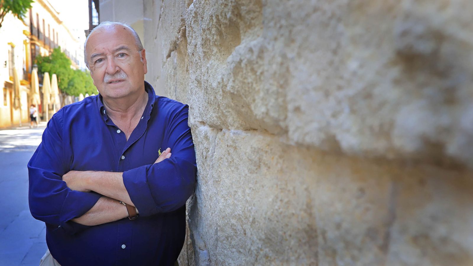 Luis Cruz de Sola, Luis Cruz posando para esta entrevista apoyado en las viejas piedras del Consistorio.