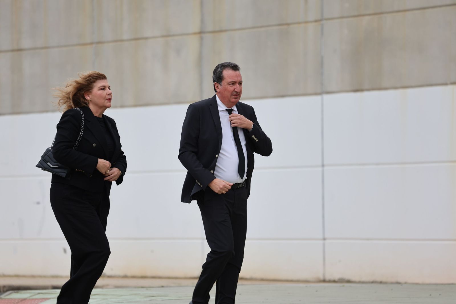 Fotografías de la llegada de Juanma Moreno, Feijóo y todas las autoridades al funeral por las víctimas de Adamuz en Huelva