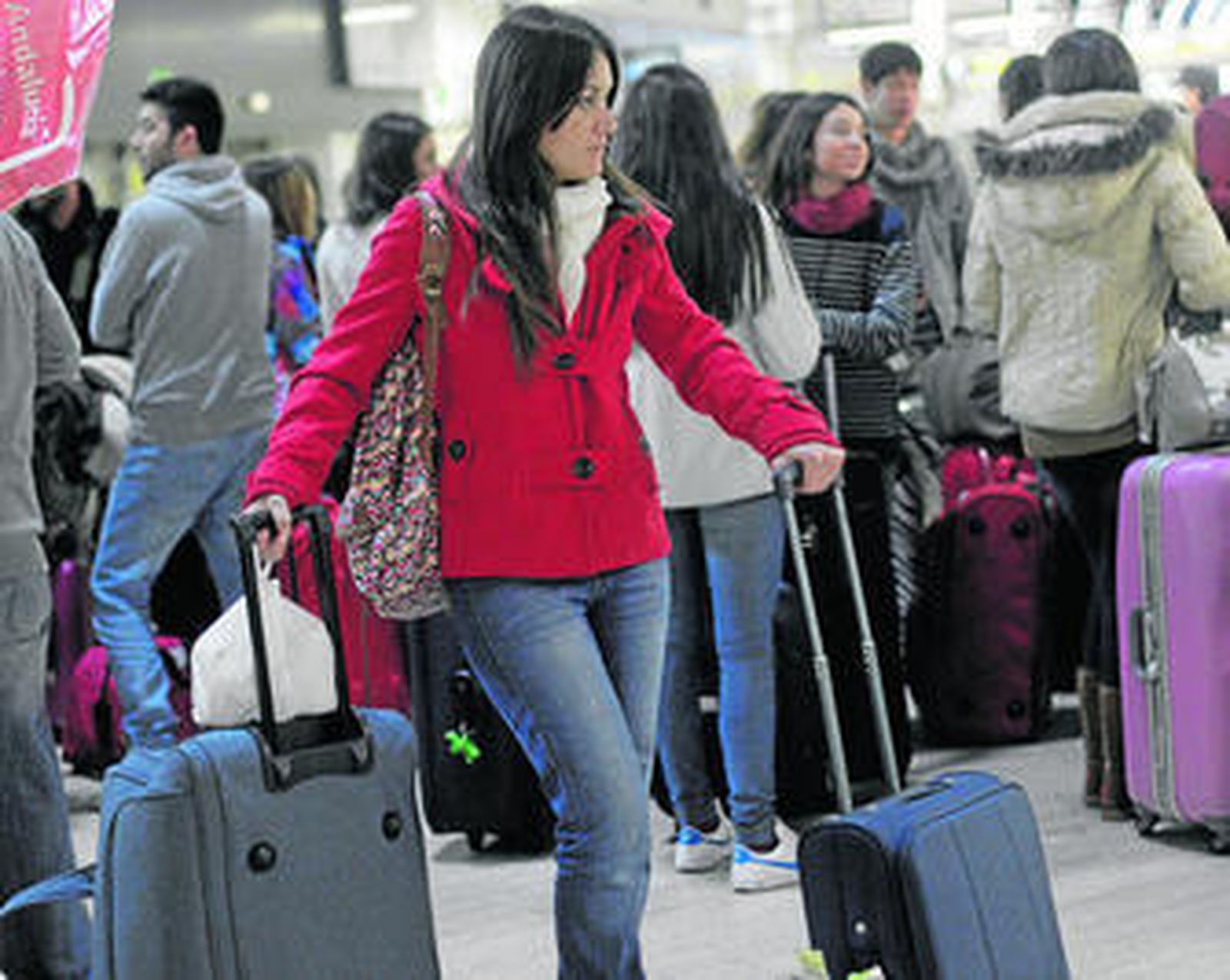 Los pasajeros esperan sus vuelos.