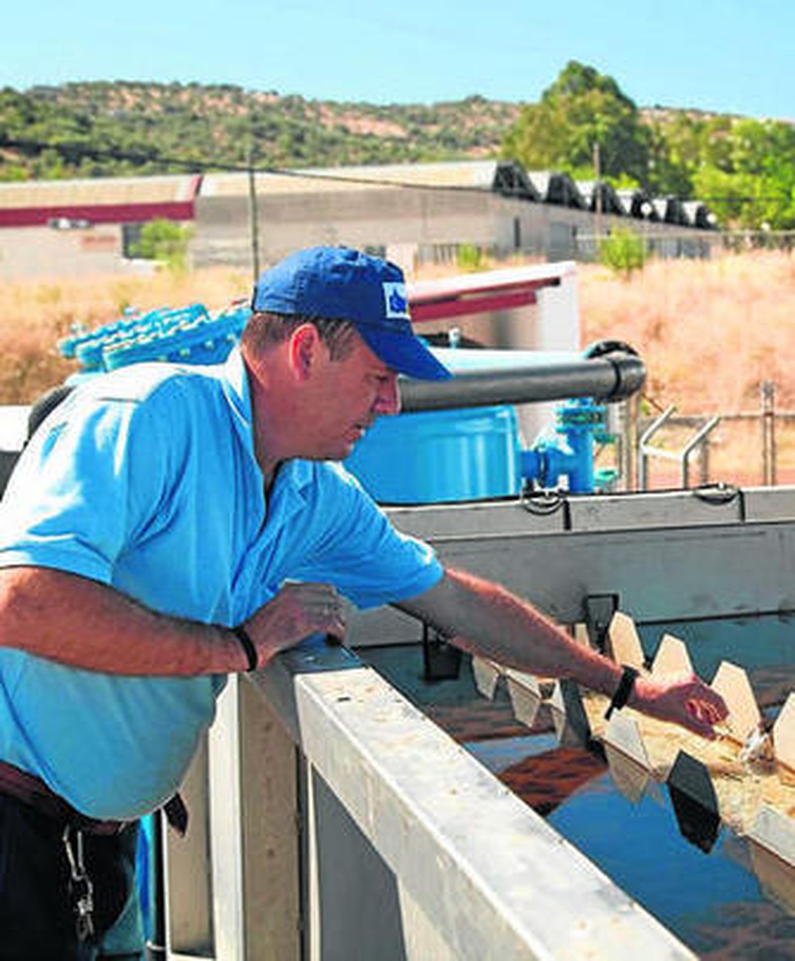 Un operario de Giahsa  toma muestras de agua.