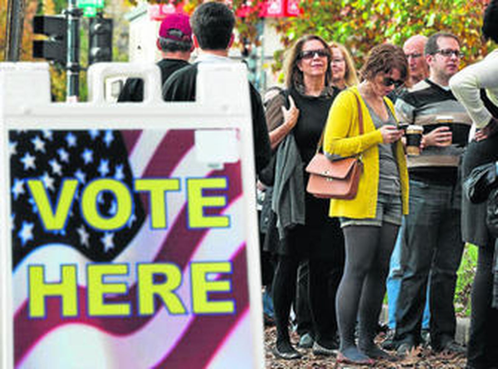 Decenas de ciudadanos aguardaban su turno para votar por adelantado en un centro electoral de Washington.