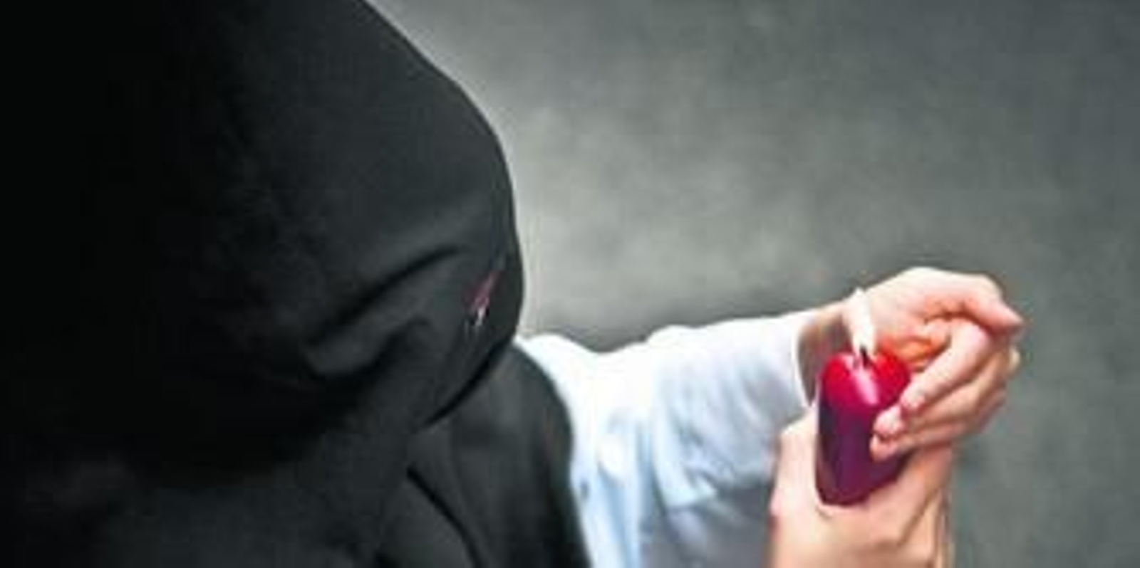 Un hermano del Caído sostiene un cirio encendido, en una imagen de archivo.