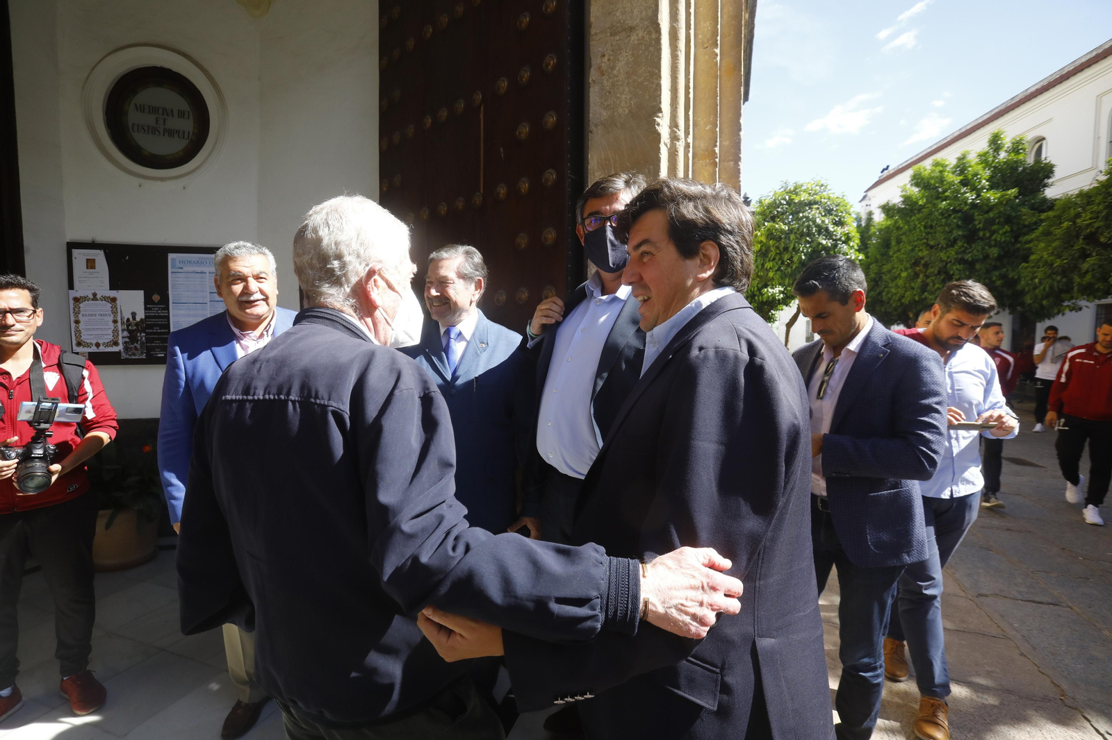 Las ofrendas del Córdoba CF a San Rafael y la Virgen de los Dolores, en imágenes