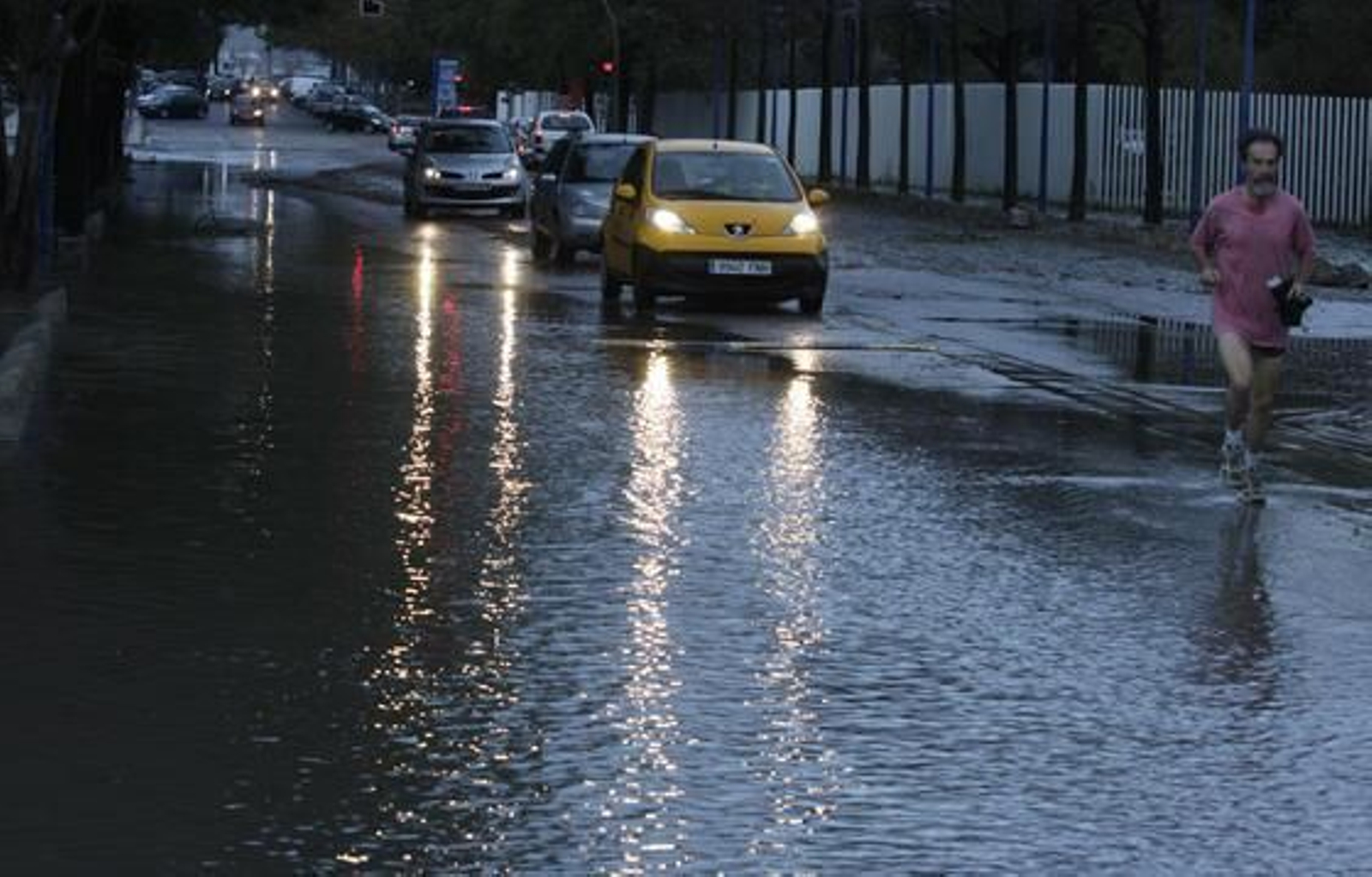 Un valiente desafía la lluvia y los charcos.

Foto: Victoria Hidalgo/Jaime Martínez