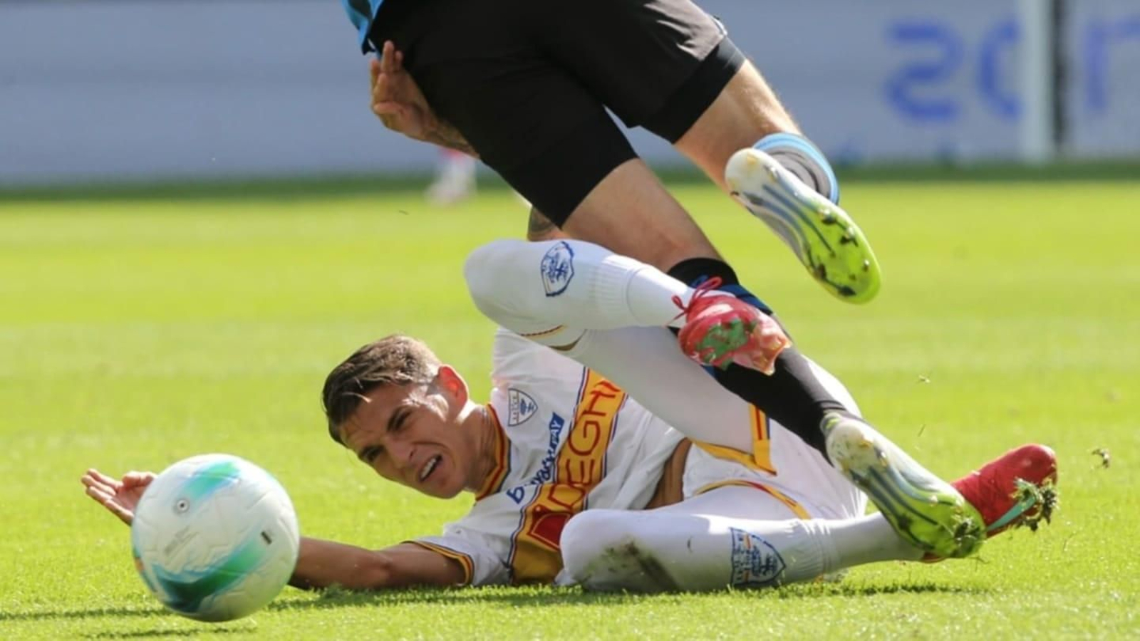 Álex Sala roba el balón a un jugador de la Atalanta en su estreno en la Serie A con el Lecce.