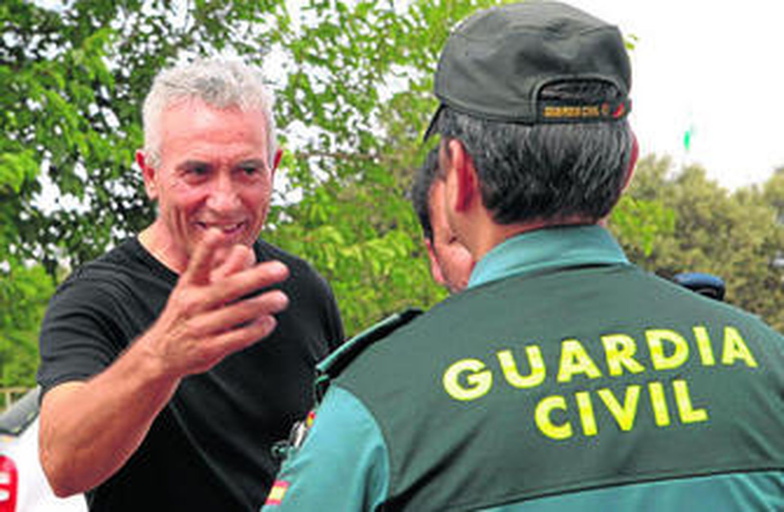 El líder del SAT, Diego Cañamero, dialoga ayer con un agente de la Guardia Civil en la ocupación de la finca Las Turquillas, en Sevilla.