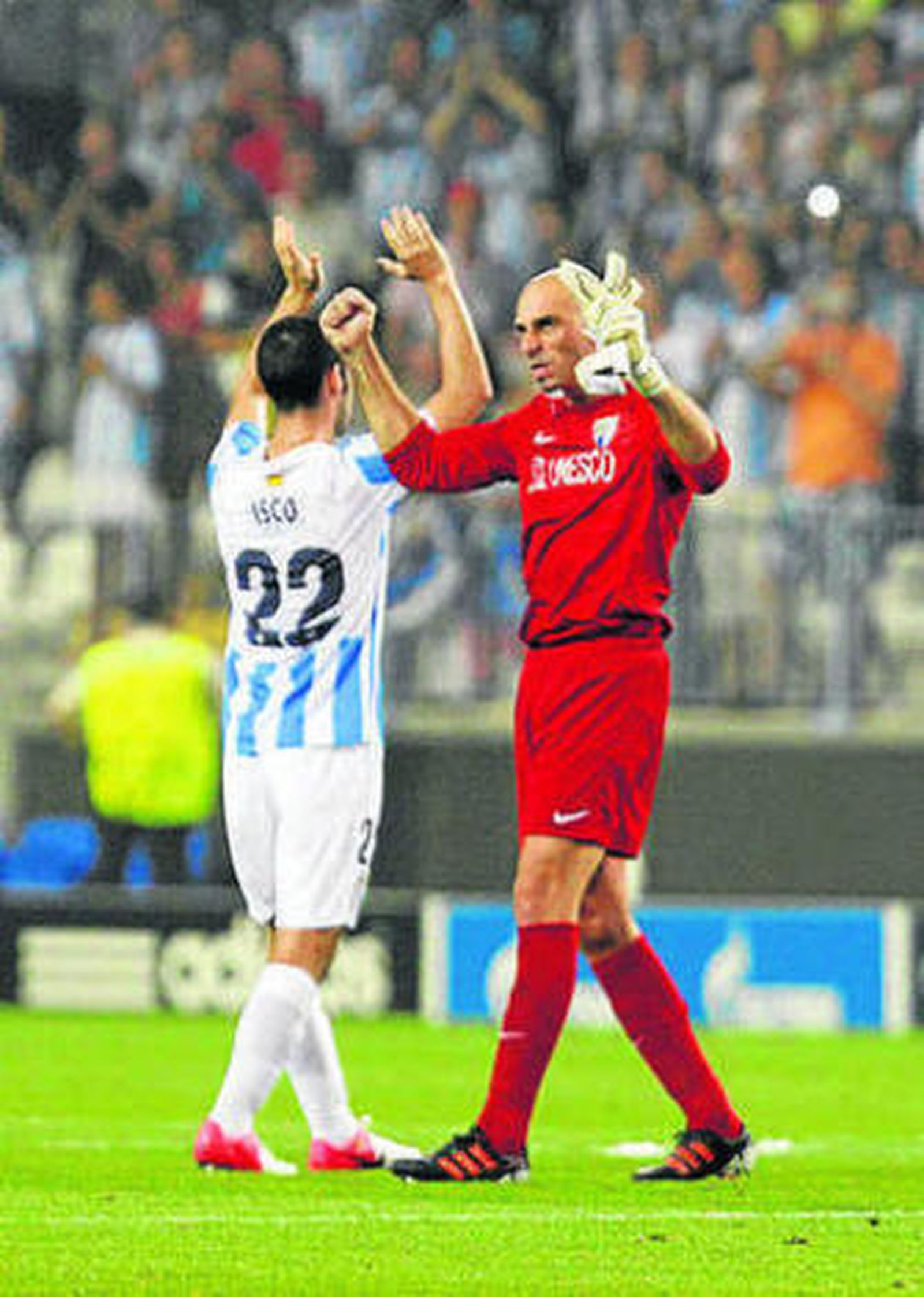 Isco y Willy saludan a la grada.
