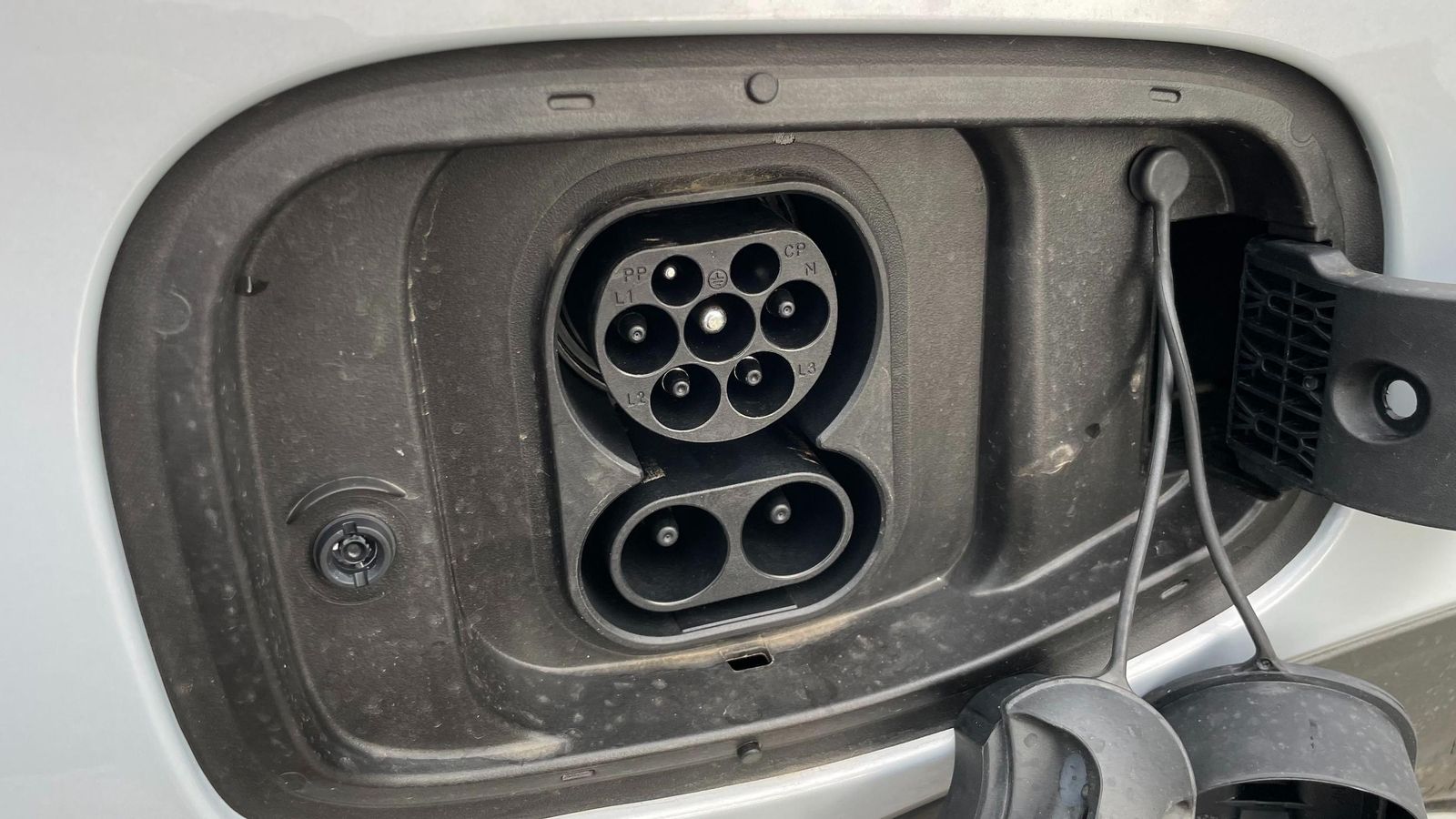 Con corriente alterna puede recibir potencias de hasta 11 kW y, como novedad, con continua de hasta 110 kW.