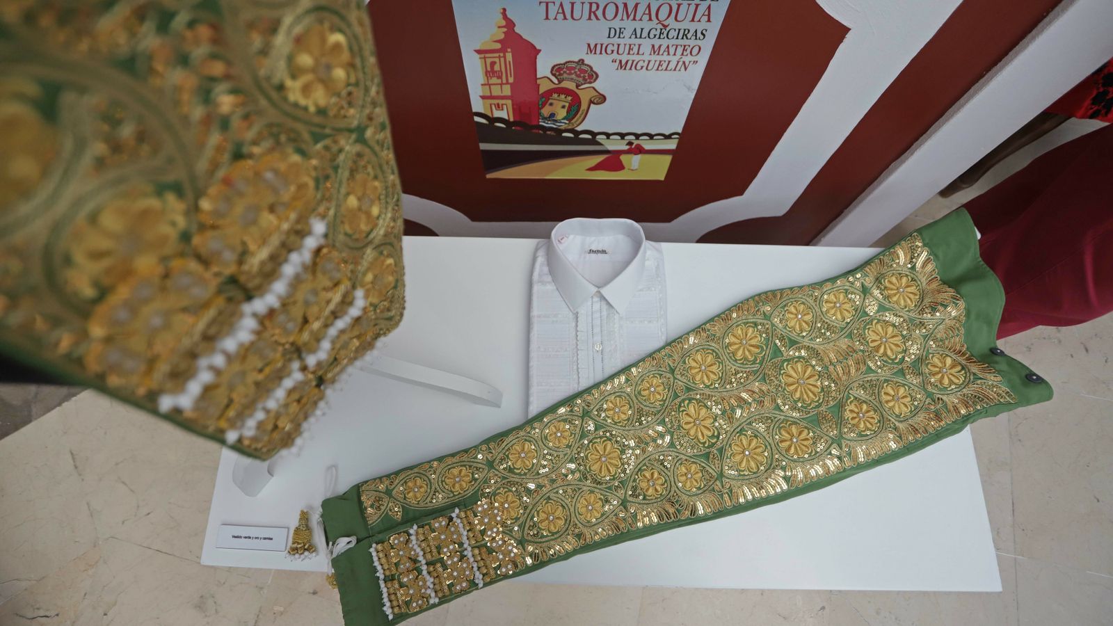 Exposición de fotografía taurinas y trajes de toreo en el museo de Algeciras