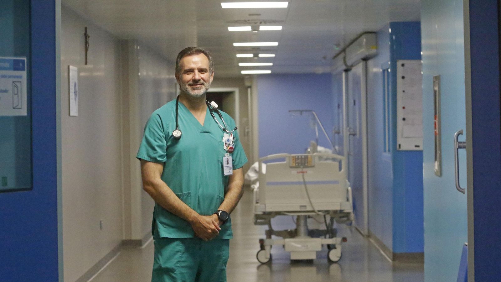 José Carlos Igeño, en un pasillo de la UCI del San Juan de Dios.