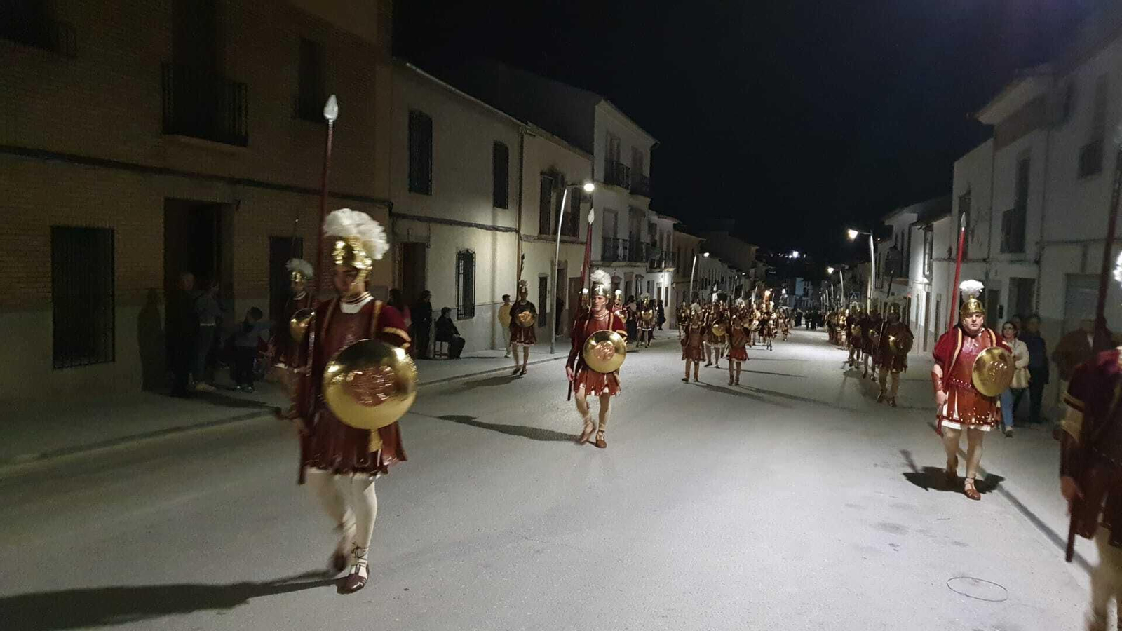 Lunes Santo en Castro del Río: La ofrenda floral de las escoltas romanas, en fotografías