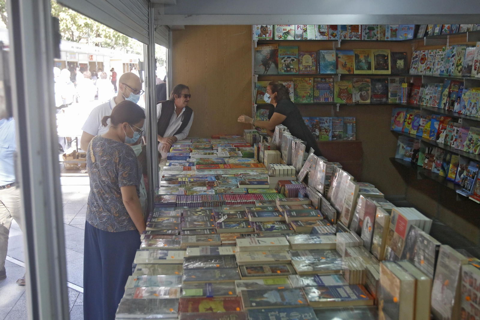 Una de las casetas de la Feria del Libro Antiguo de Córdoba.