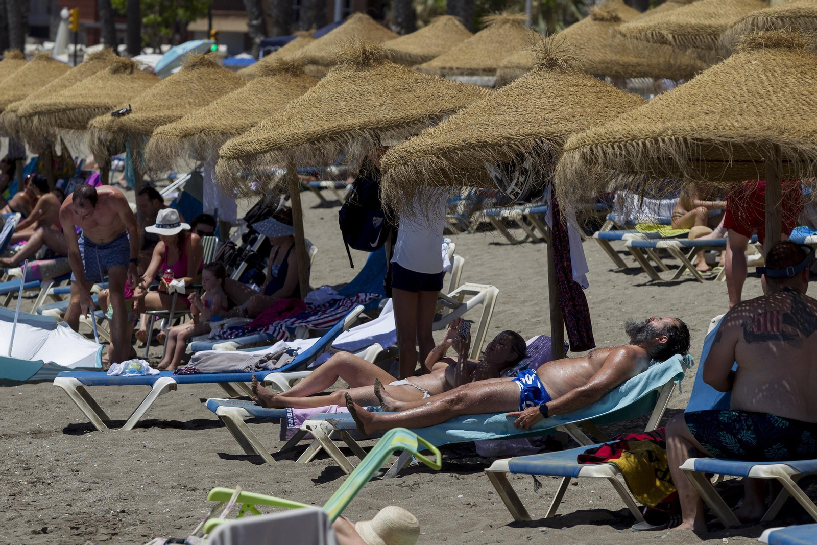 Lleno absoluto este domingo en las playas malagueñas, en fotos