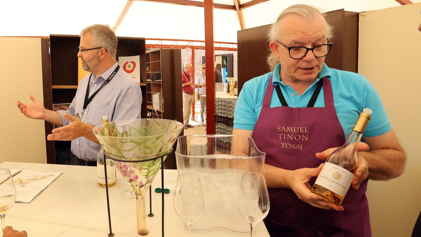 Samuel Tinon, pequeño productor de vinos húngaro en el stand de Tokaj. Samuel Tinon, pequeño productor de vinos húngaro en el stand de Tokaj.