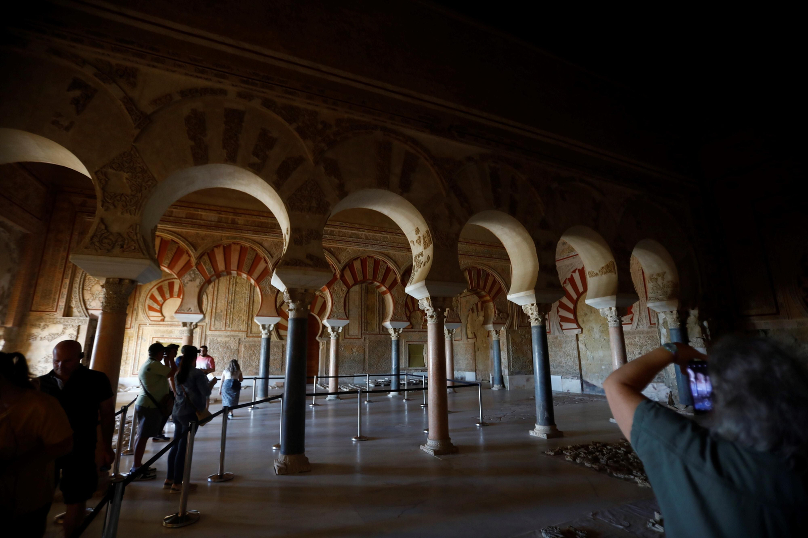 Las primeras visitas al Salón Rico de Medina Azahara tras su reapertura al público, en imágenes