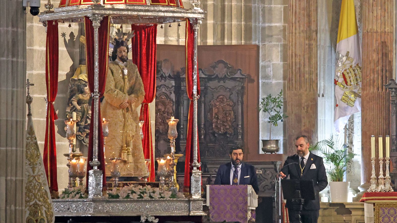 Vía Crucis de las hermandades con Nuestro Padre Jesús del Consuelo en la Catedral