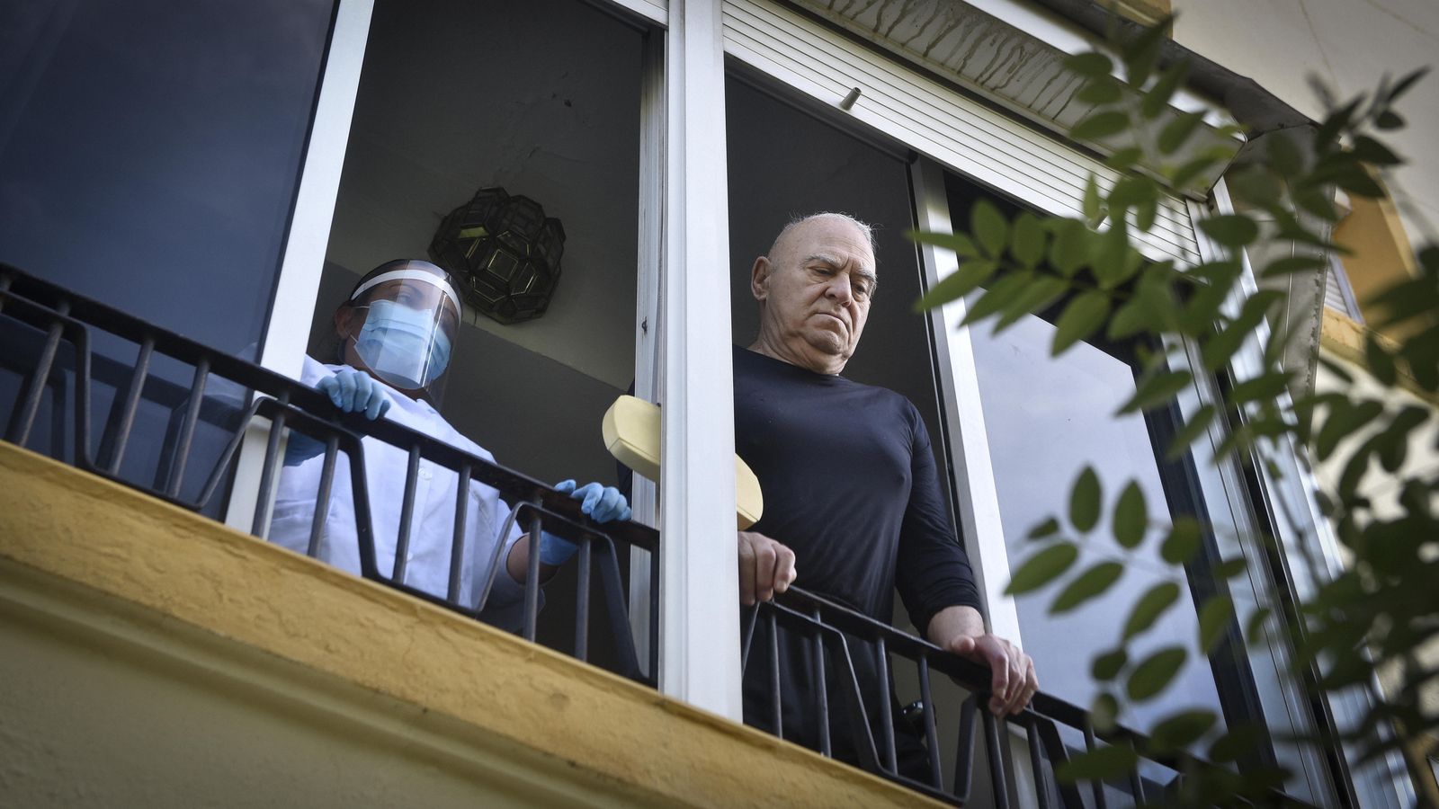 Rafael contempla el árbol delante de su balcón.