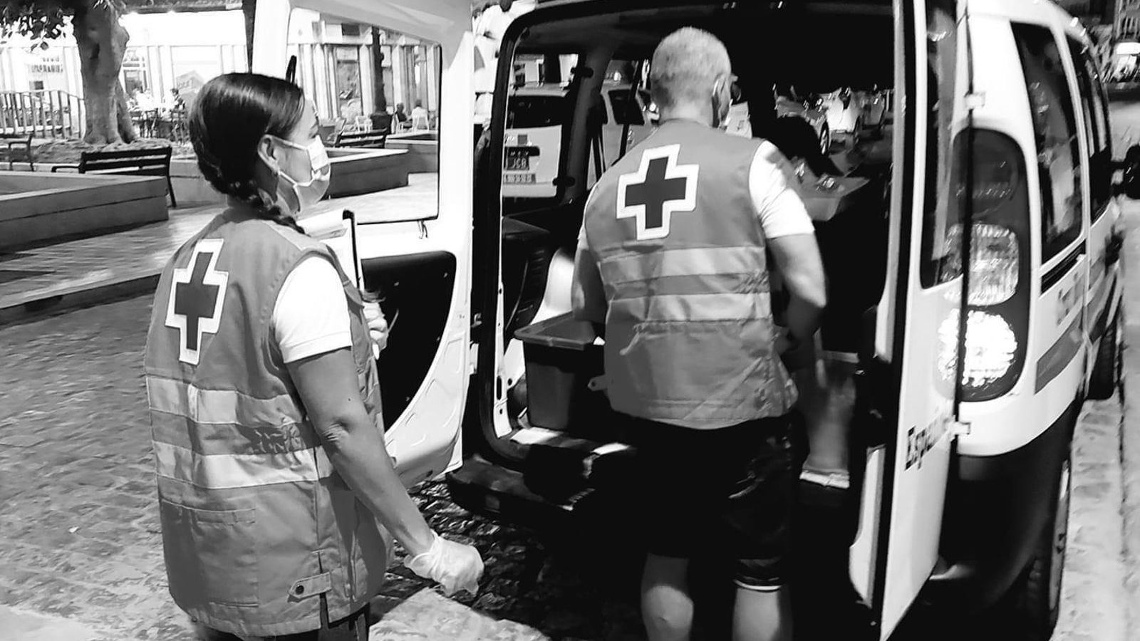 Unidad móvil de Cruz Roja en Huelva en una de sus salidas nocturnas por la ciudad