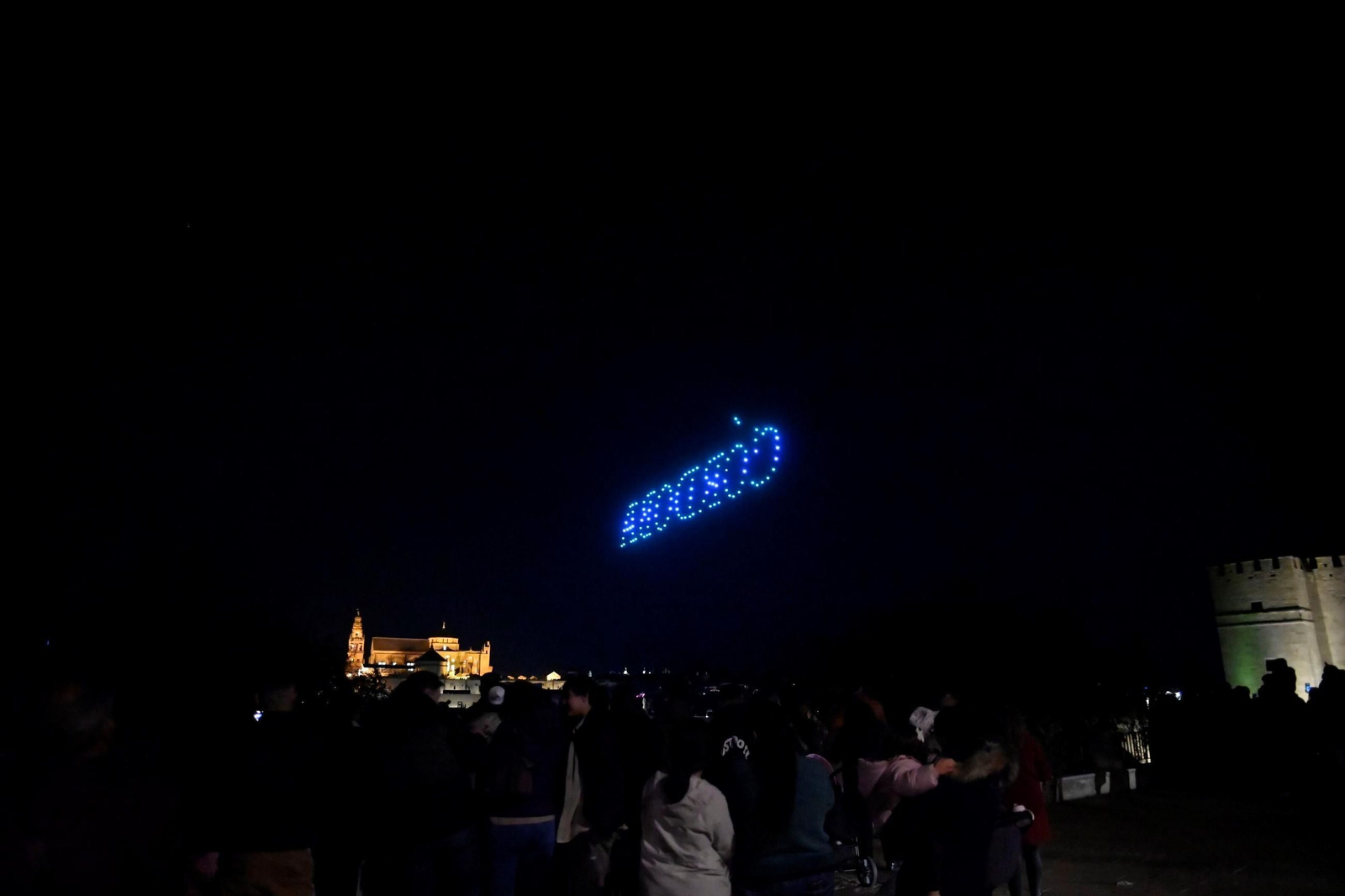 Más de un centenar de drones iluminan la Navidad desde el cielo de Córdoba