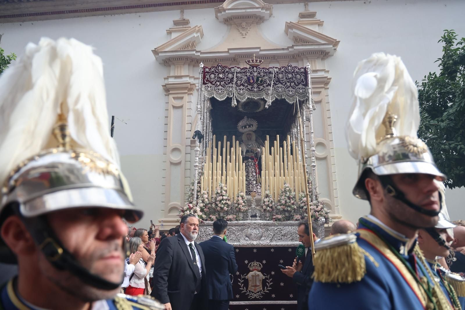 Imágenes de la salida de Ntra. Madre y Sra. de los Dolores Coronada desde la Iglesia de la Concepción durante la Magna Mariana