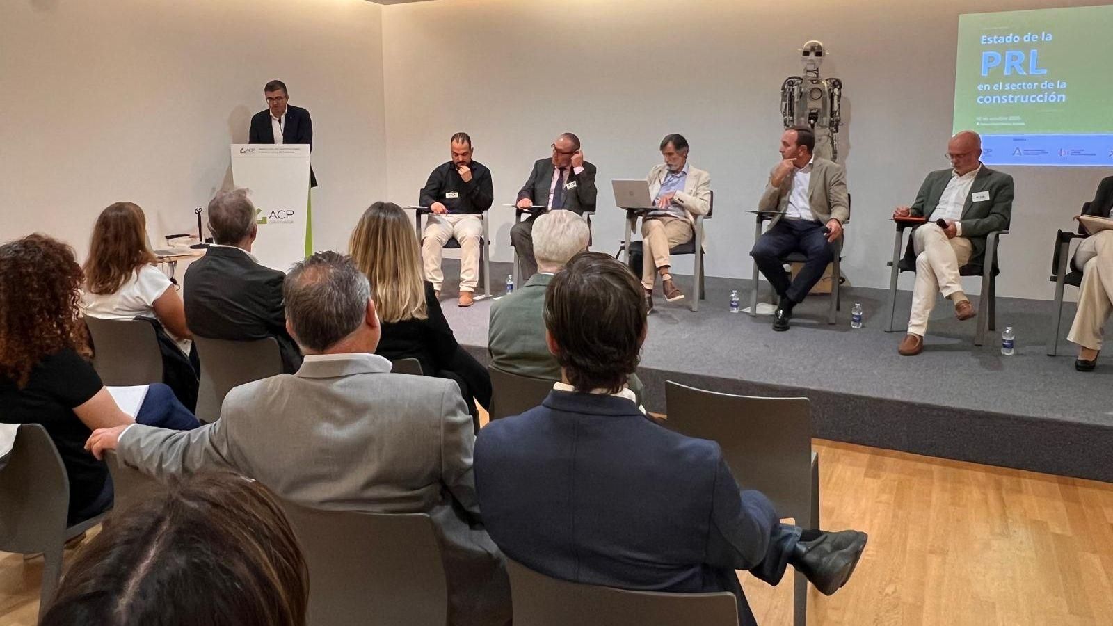 El delegado Javier Martín Cañizares ha inaugurado la jornada ‘El estado de la PRL en el sector de la construcción”,