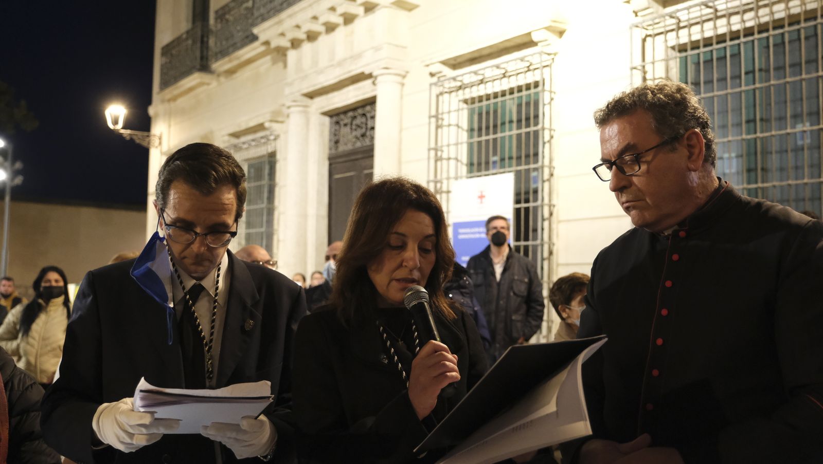 Procesión del Vía Crucis del Santo Cristo de la Escucha en Almería, en imágenes.