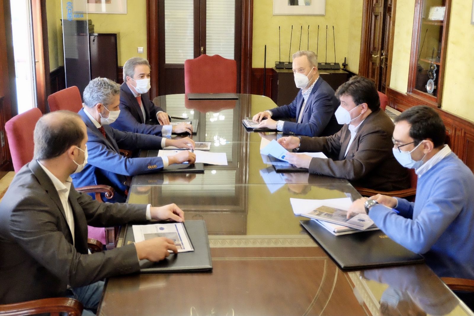 Imagen de la reunión mantenida en el Ayuntamiento por los representantes de la empresa y el alcalde de la capital.