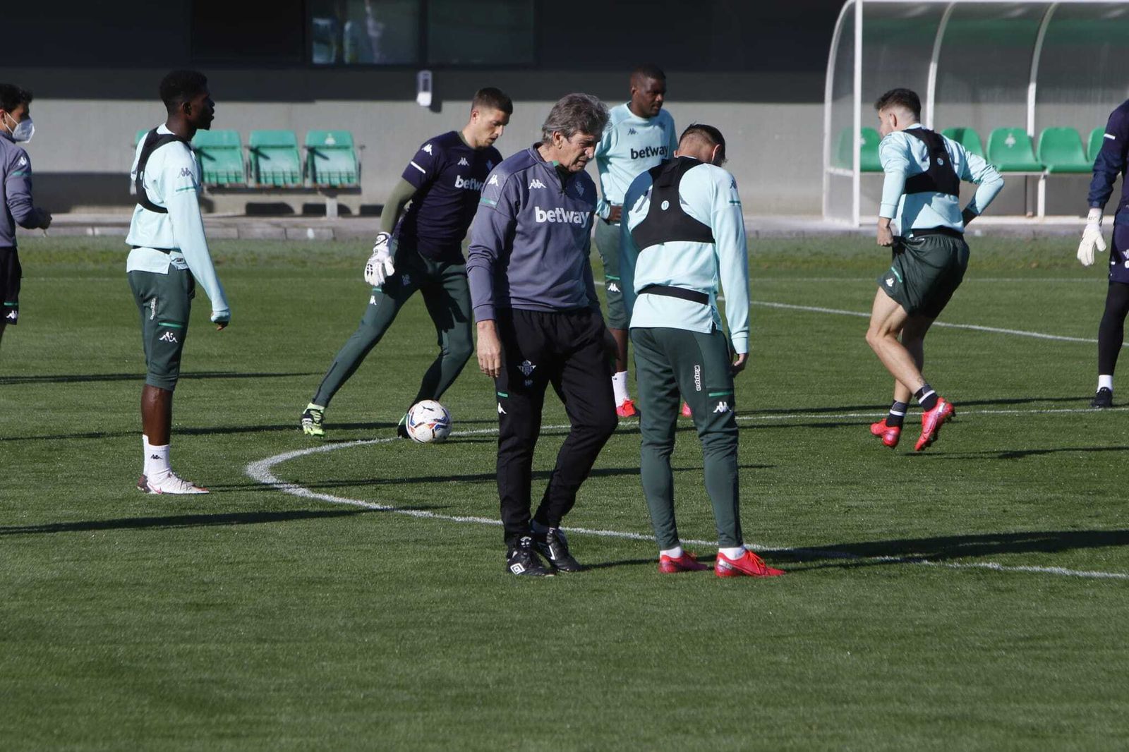 Manuel Pellegrini, pensativo en el entrenamiento matinal de hoy.