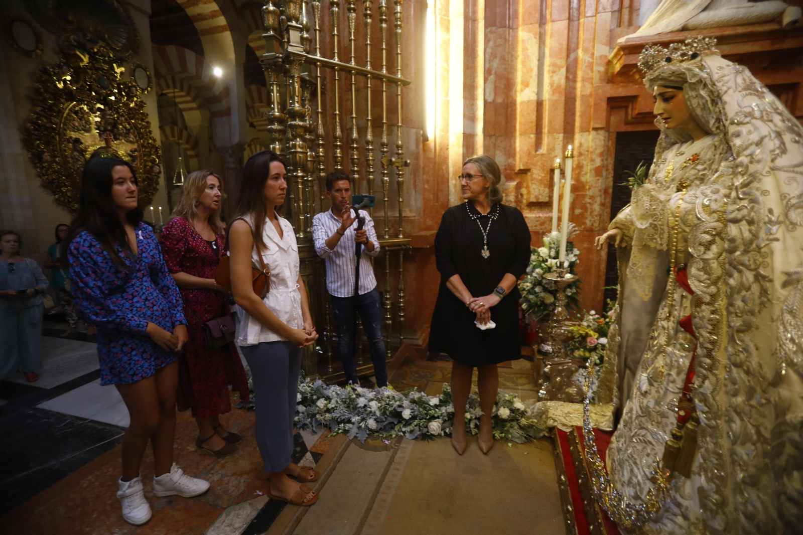 El solemne besamanos de la Virgen de la Paz y Esperanza en la Catedral, en imágenes