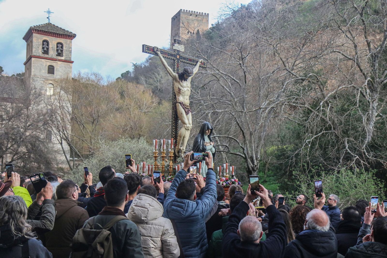 Fotogalería | El vía crucis de las cofradías de Granada en imágenes