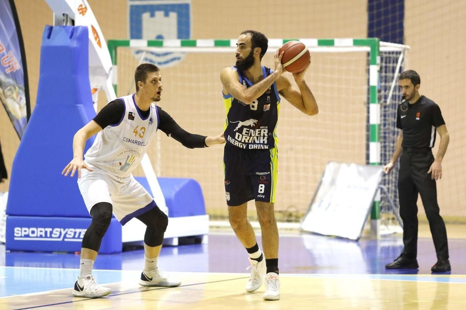 Iago Estévez lleva el balón ante Kenan.