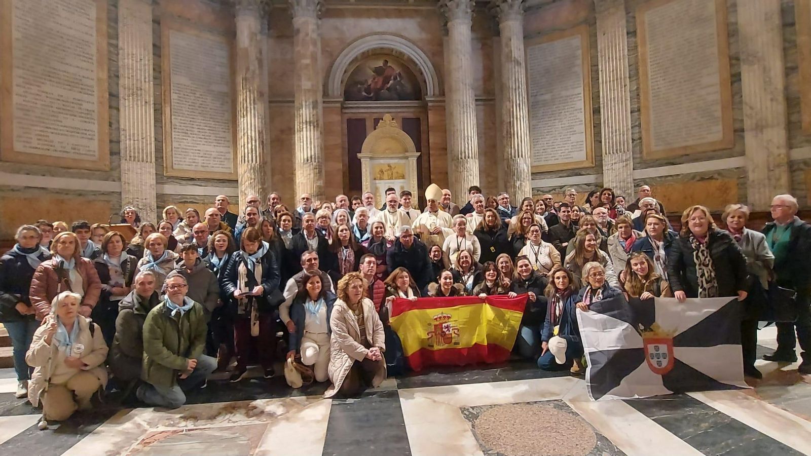 El obispo Zornoza, con la expedición gaditana que ha viajado a Roma.