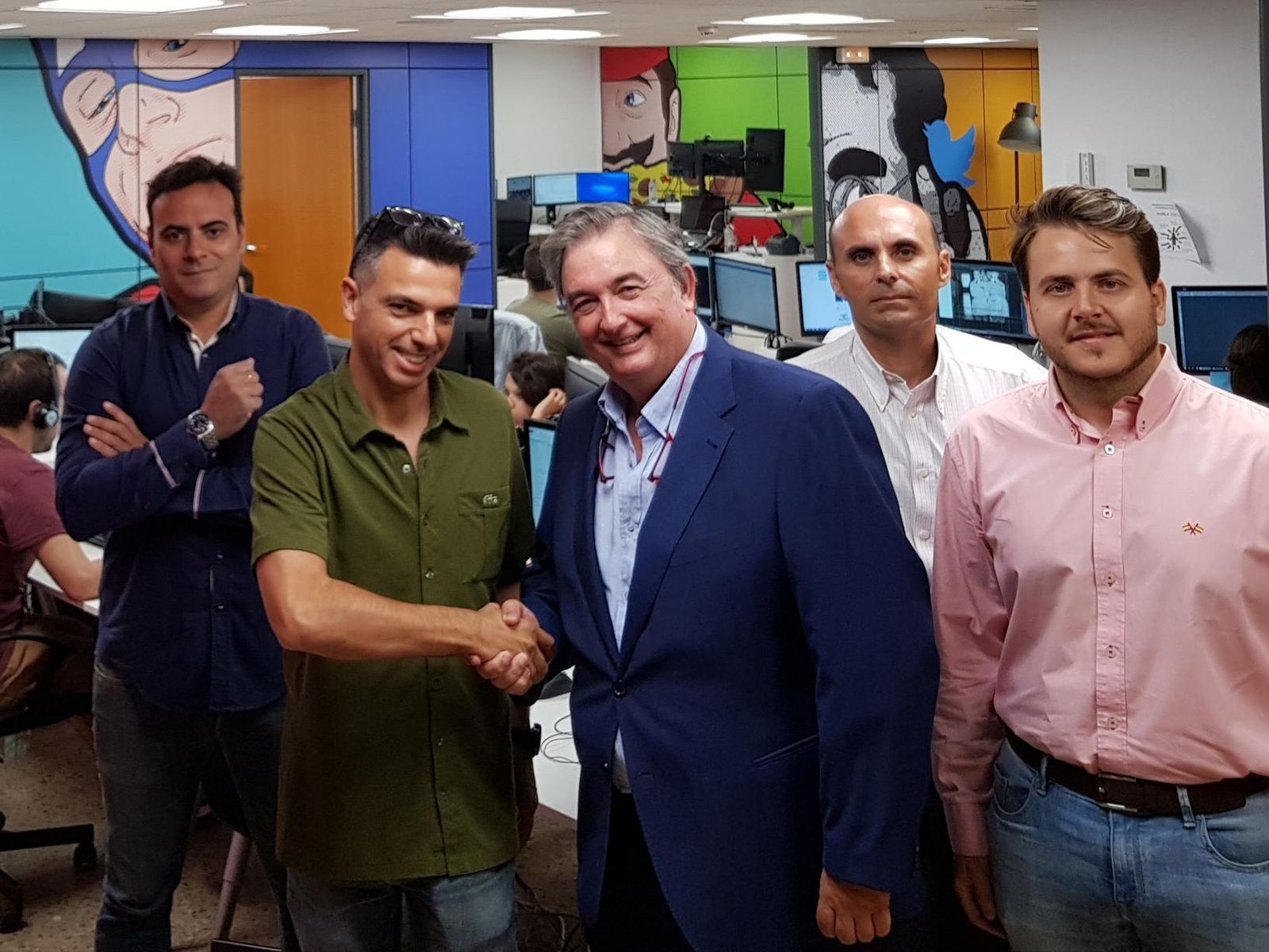 Responsables de ambas empresas, durante la firma del acuerdo.