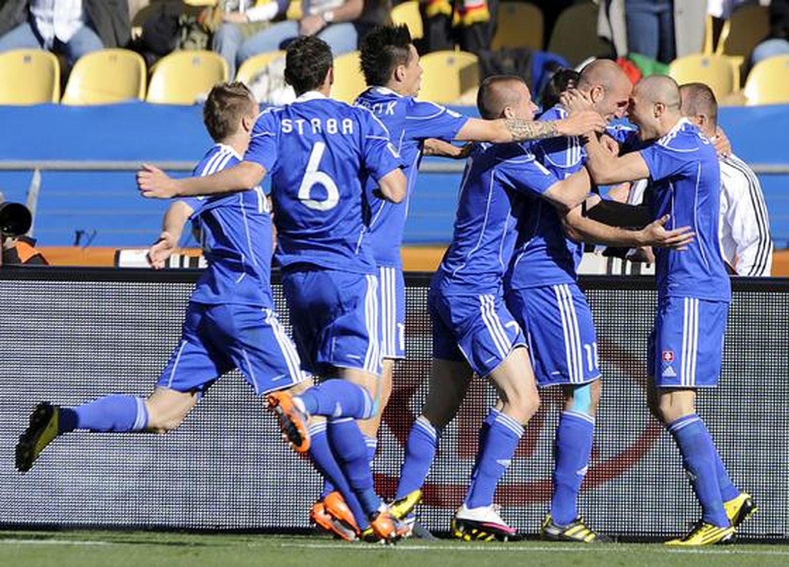Los jugadores de Eslovaquia celebran el tanto de Vittek.

Foto: Efe