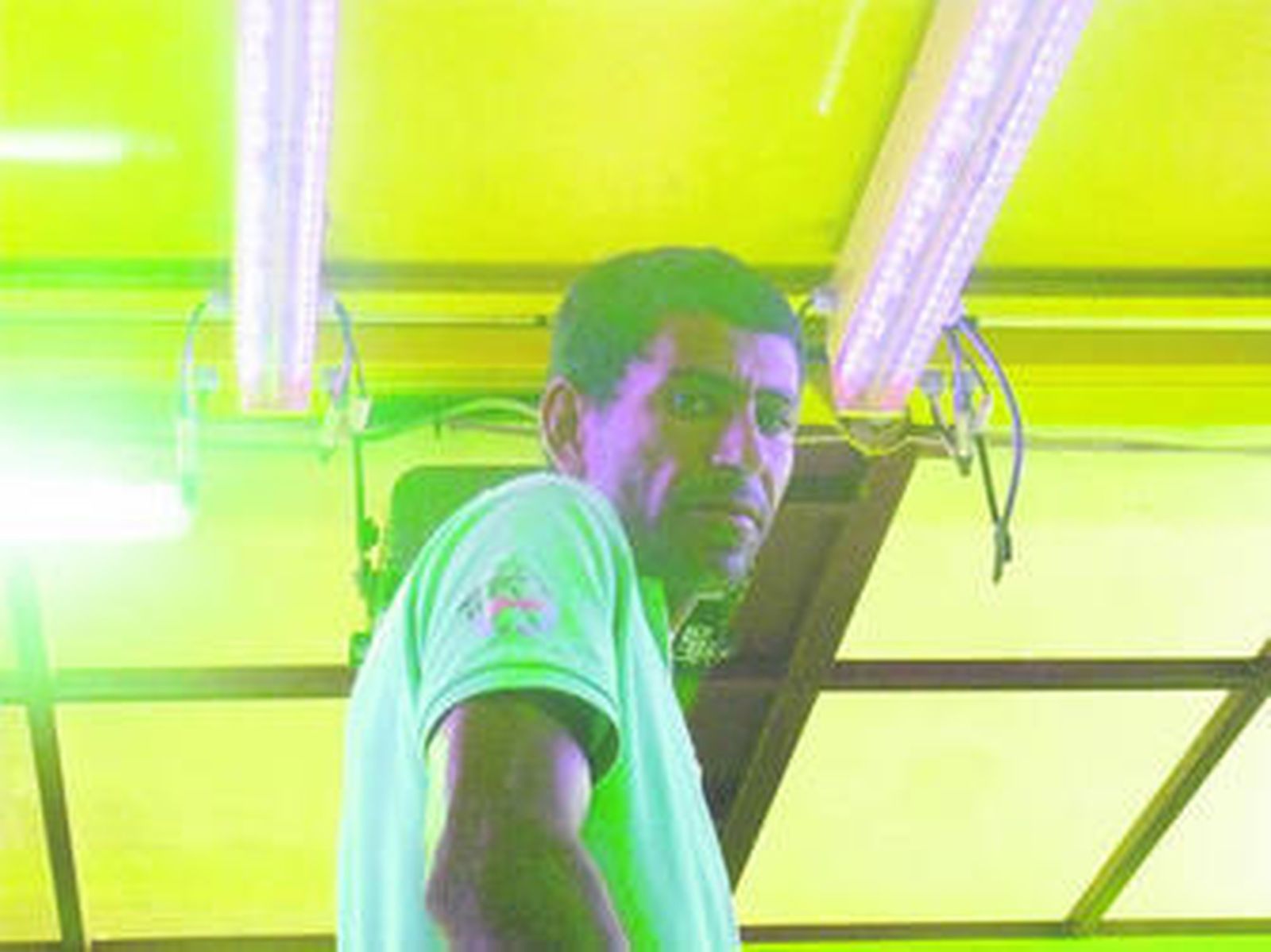 Rezki El Orabi es el responsable de cuantos trabajan en el Súper Ratón que estos días está en la Feria de Almería.