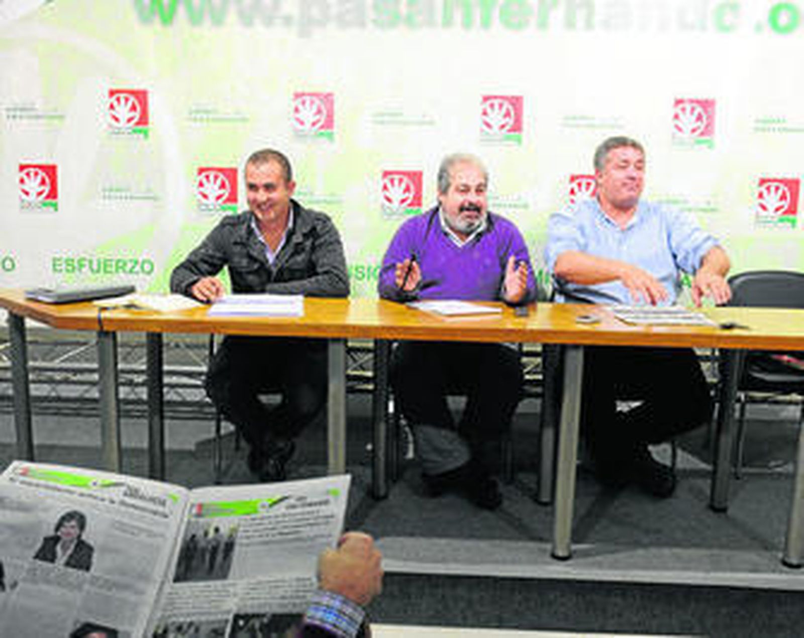 Ramón Sánchez Heredia, en el centro, durante el comité provincial del PA reunido ayer en San Fernando.