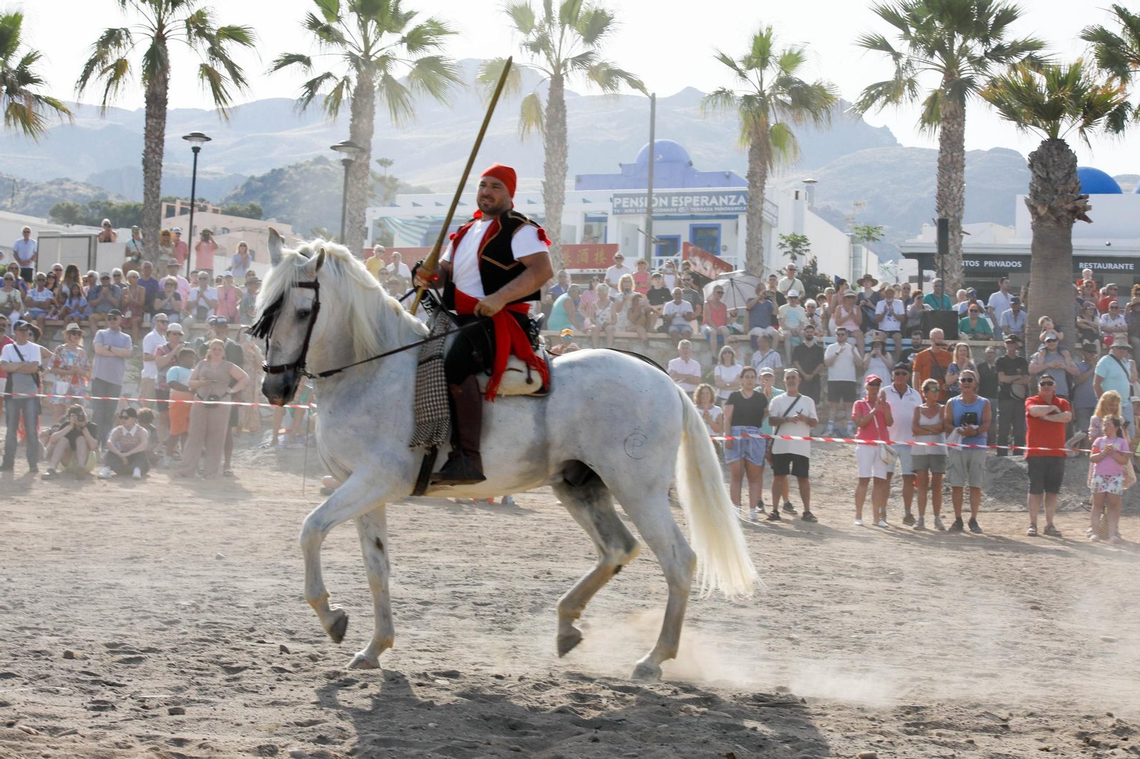 La carrera de cintas y la exhibición de caballos de los Moros y Cristianos de Mojácar, en imágenes