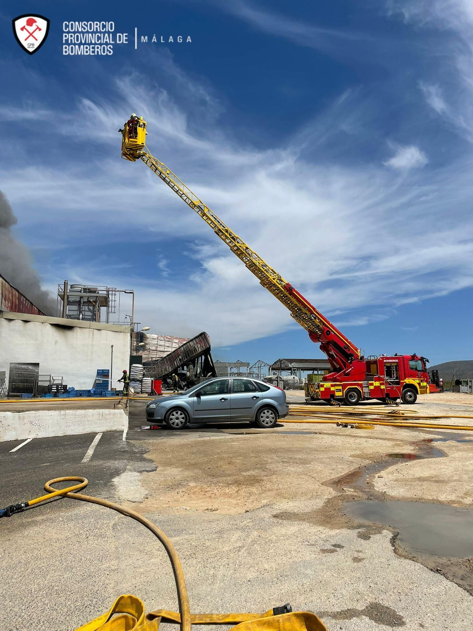 Las fotos del incendio en una nave de productos cárnicos en Humilladero