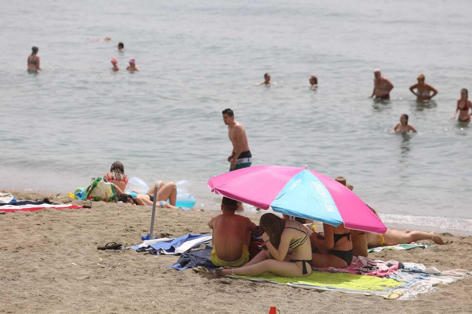 Bañistas este lunes mitigando el calor en el mar.